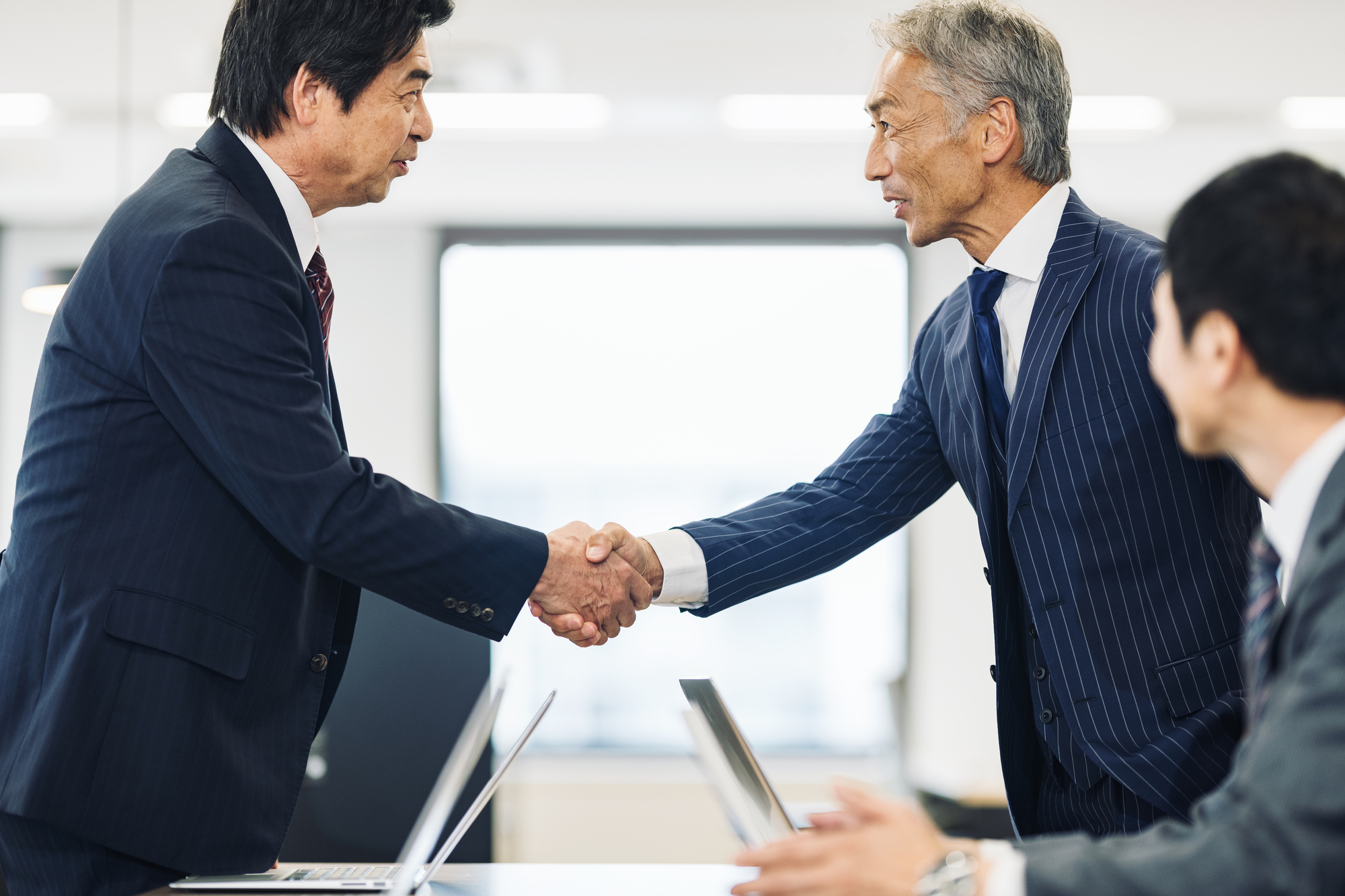 経営統合で株式はどうなる？　株価変動の仕組みから個人投資家の売買戦略まで徹底解説