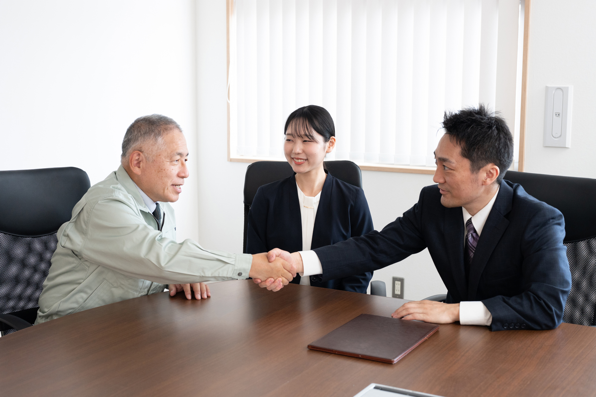 代表取締役とは？社長・CEO・取締役との違いと、事業承継で代表を交代するときの実務