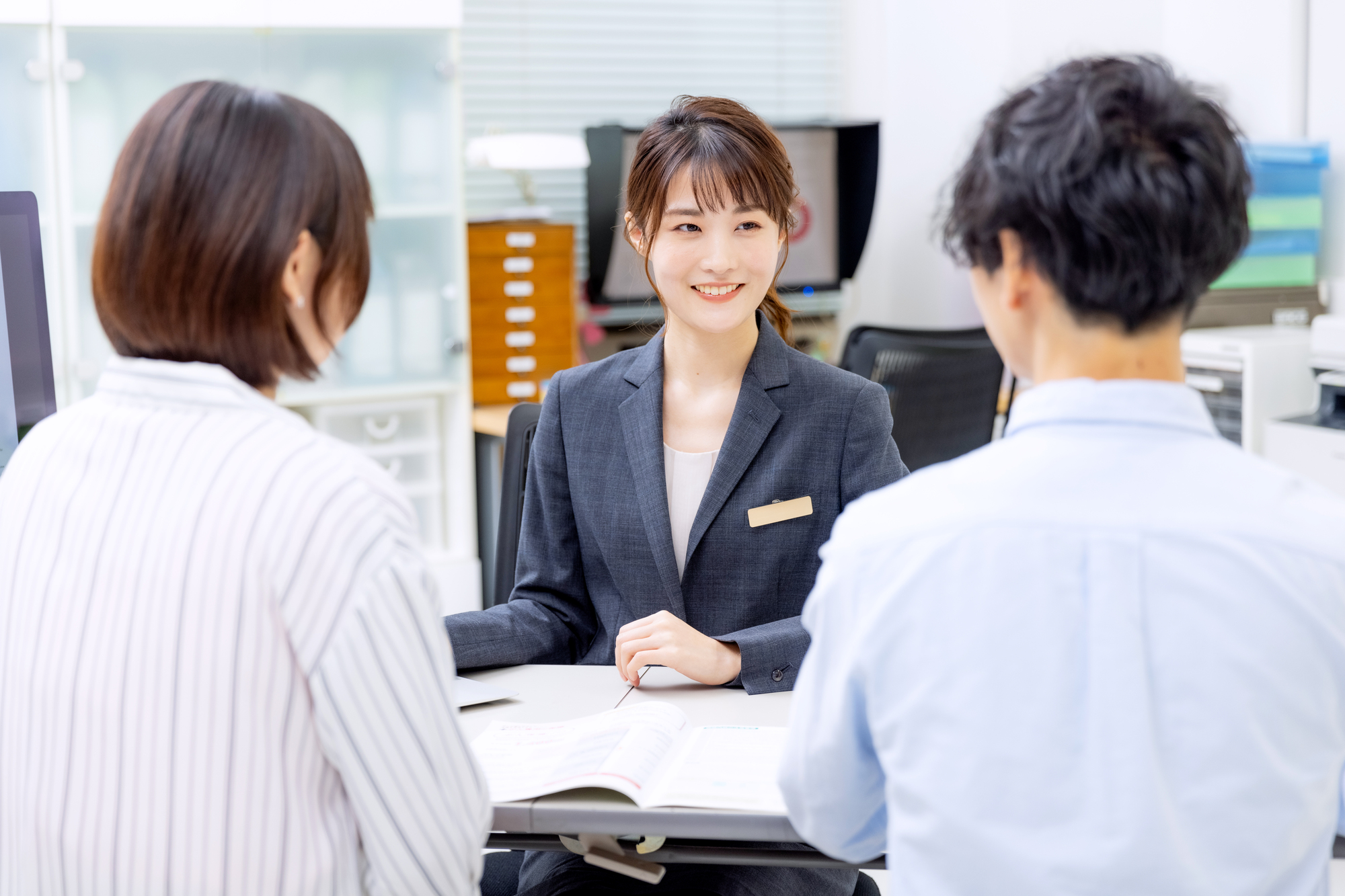 不動産会社のM&A｜宅建業免許・専任の宅建士・管理戸数で決まる、仲介・管理会社の譲り方（判定表つき）