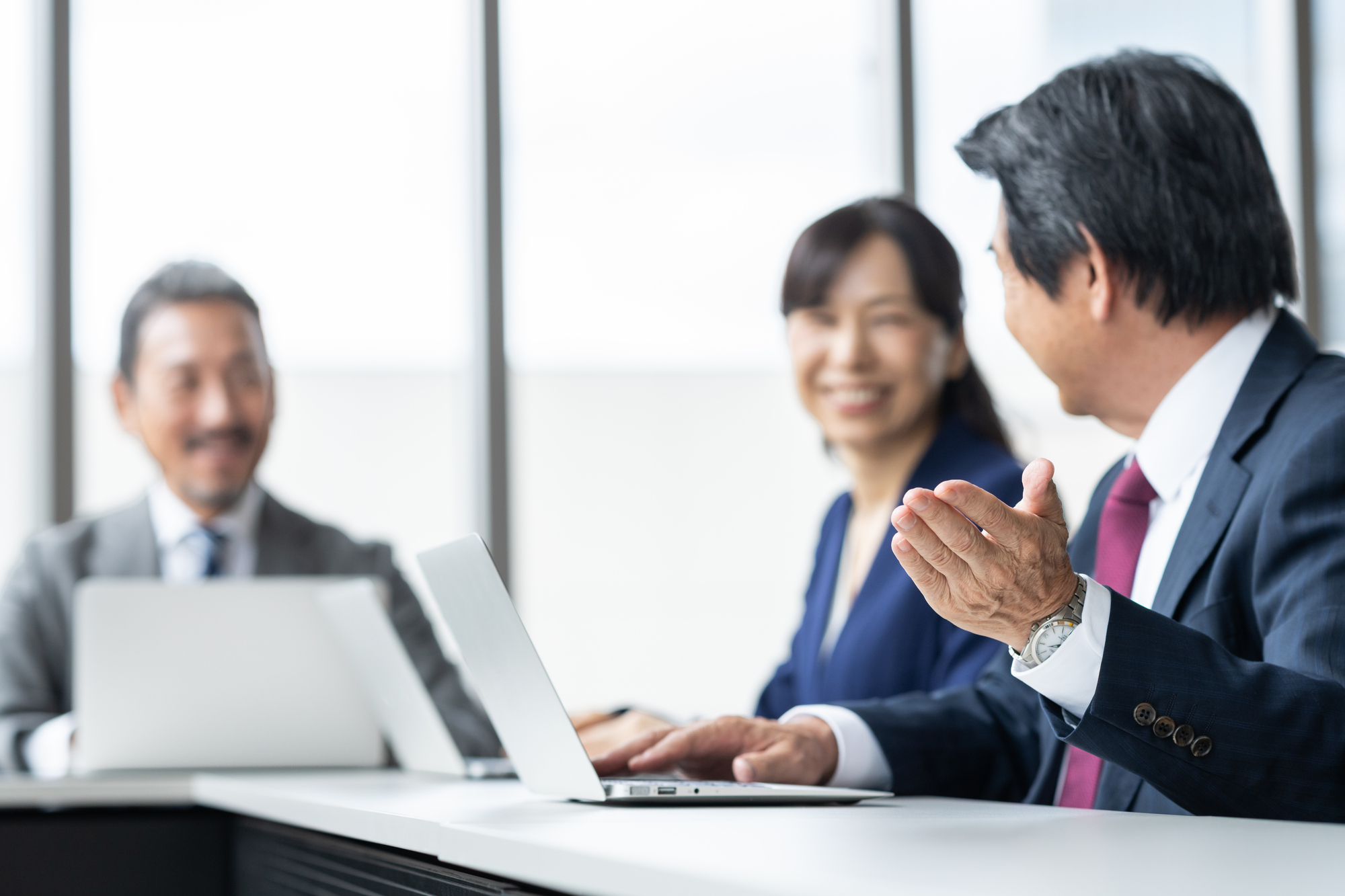 会社役員のメリット・デメリット｜従業員との違い、本人と会社それぞれの損得、事業承継で後継者や幹部を役員にするかの判定表（任期・報酬・M&A時の処遇つき）