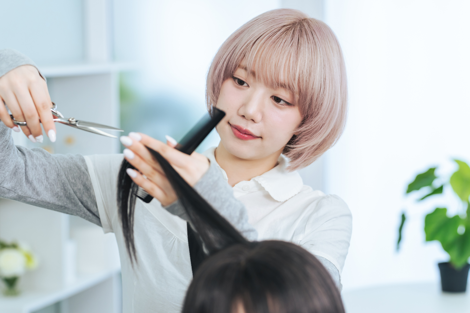 美容室のM&A｜株式譲渡と事業譲渡で美容所の届出がどう変わるか、スタイリストと指名客の引き継ぎ、テナント契約と売り方の判定表