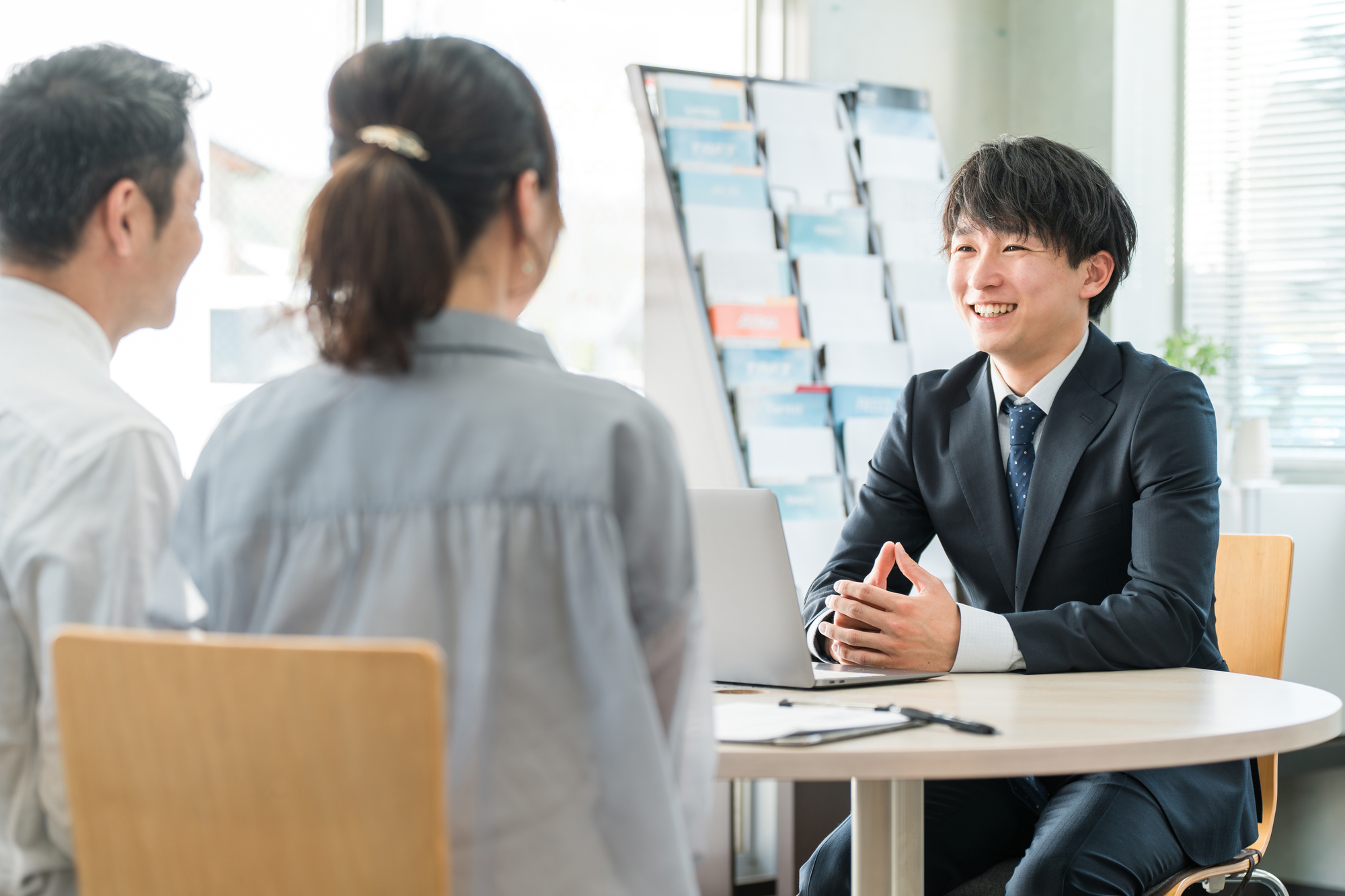 保険代理店のM&A｜株式譲渡と事業譲渡で代理店登録・委託契約の扱いが違う、手数料の引き継ぎと体制整備、売り手・買い手の判定表